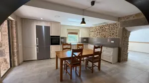 EXCLUSIVA CASA RÚSTICA CON JARDÍN, PISCINA Y VISTAS ABIERTAS