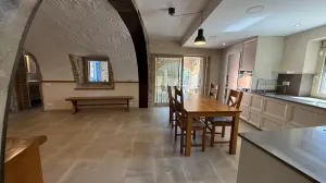 EXCLUSIVA CASA RÚSTICA CON JARDÍN, PISCINA Y VISTAS ABIERTAS